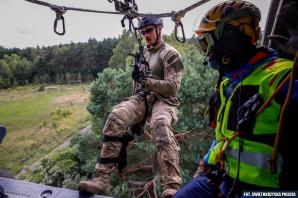 [VIDEO] Gotowi do podjęcia najtrudniejszych zadań. Black Hawk który niedawno wrócił z działań ratowniczo-gaśniczych w Turcji.