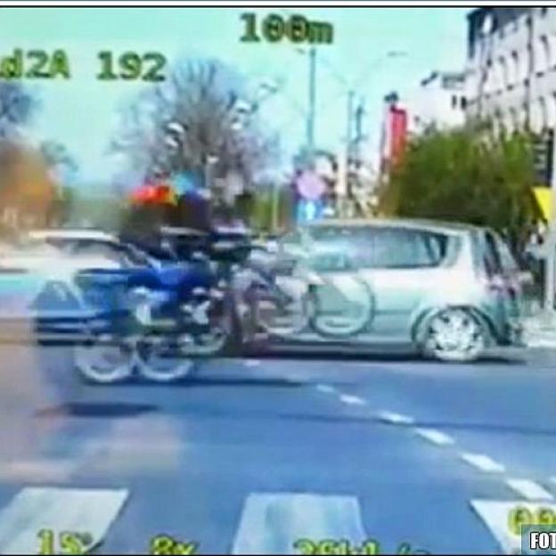 [VIDEO] Na jednym kole przejechał motorem przez skrzyżowanie! Dorwała go Policja!
