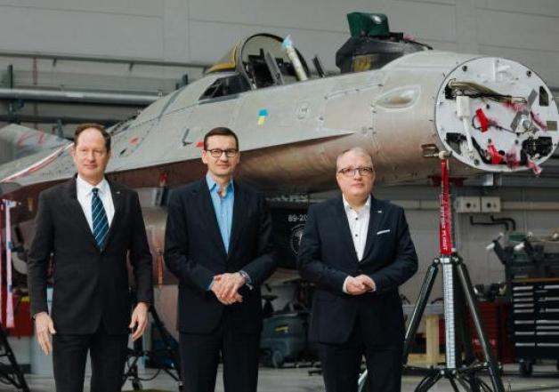 [VIDEO] F-16 serwisowane w bydgoskich Wojskowych Zakładach Lotniczych – premier wziął udział w uroczystości symbolicznego odbioru pierwszego myśliwca