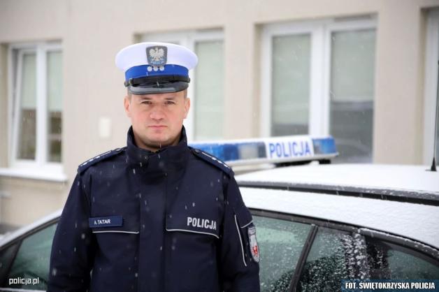 6-latka boso na śniegu szukała swojej mamy. Uratował ją policjant po służbie